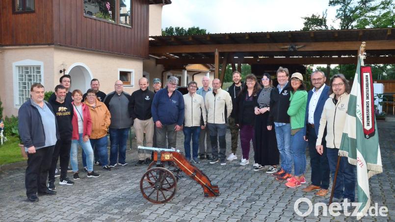 Nicht nur die neue Vorstandschaft und die neuen Beisitzer um Vereinschef Andreas Ringholz (rechts) stehen beim Weydhauser Fähnlein im Mittelpunkt, sondern auch die neue Kanone mit ihren Problemen. Bild: fjo