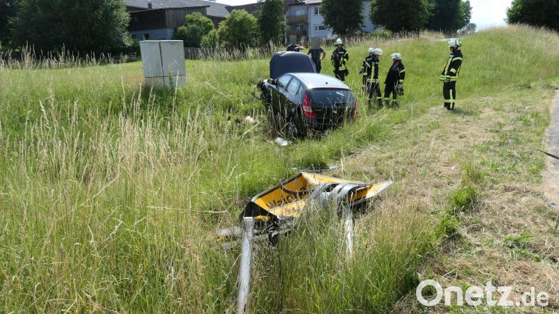Im Straßengraben an der Kreuzung Braunetsrieth endete die Fahrt des Flüchtenden. Bild: dob