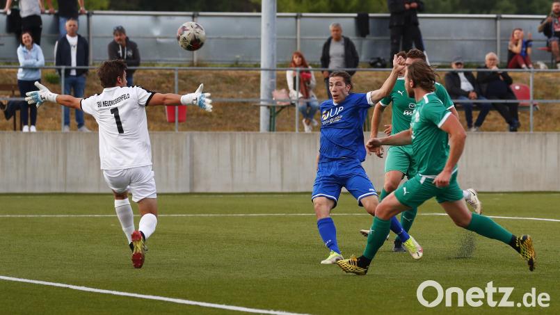 Der Weidener Stürmer Erol Özbay (blaues Trikot) kommt zum Schuss, vergibt aber diese Chance. Die SpVgg SV unterlag im Pokalspiel in Neudrossenfeld mit 0:2. Bild: Peter Kolb