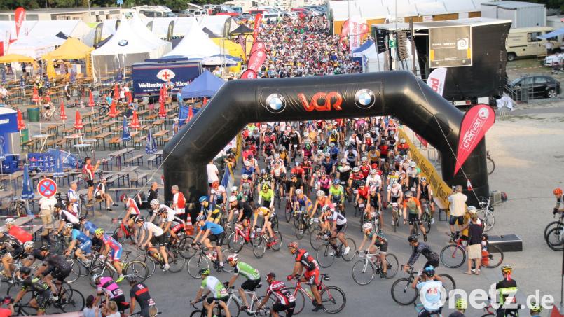 Der Start in Regensburg: Die Radler der großen Etappe legen insgesamt 250 Kilometer zurück. Archivbild: Urte Scheuerbeck/exb