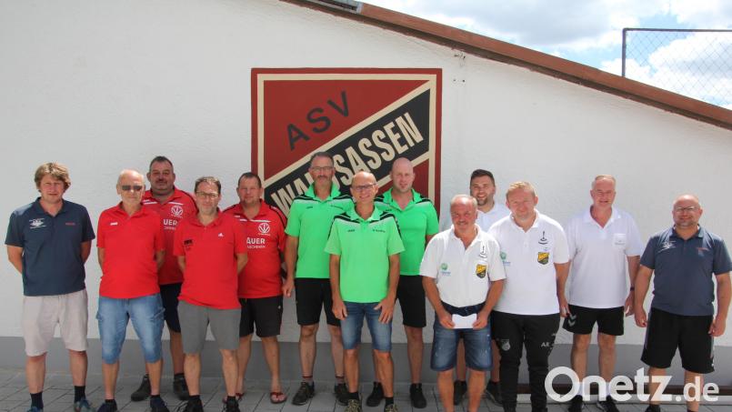 Das Team der Sportfreunde Kondrau (Mitte) gewannen souverän das Asphaltstockturnier des ASV Waldsassen. Rechts die Zweitplatzierten, der SV Steinmühle und links der Drittplatzierte TC Nabburg. Rechts ASV-Spartenleiter Raimund Bergmann, links Wettbewerbsleiter und Schiedsrichter Michael Ryba. Bild: kro