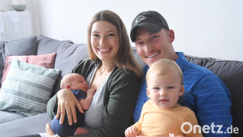 Stolz und glücklich: Sarah und Brett Peronto (30 und 33 Jahre alt) mit ihrem Söhnchen Jaxon James und seiner großen Schwester Everly (16 Monate). Der kleine Junge wurde am 28. Juni unplanmäßig zuhause geboren. Bild: Gabi Schönberger