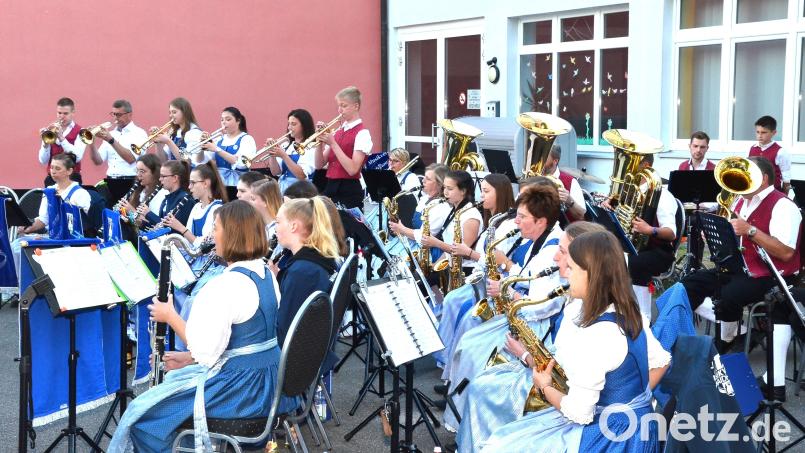 Ein facetten- und abwechslungsreiches Ensemble begeistert beim Serenadenauftakt in Waidhaus mit dem Vereinsorchester des Musikvereins ein vollauf euphorisches Publikum im weiten Rund des Schulhofs. Bild: fjo
