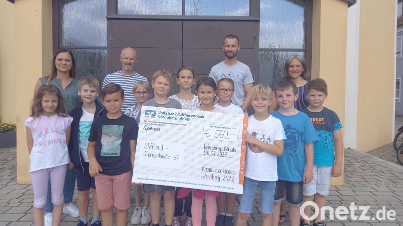 Einen Spendenscheck über 560 Euro überreichten die Kinder an den Verein &quot;Stiftlandsternenkinder&quot;. Bild: Anita Kiener/exb