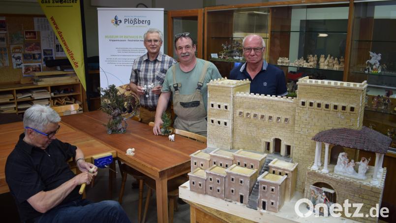 Denken im Sommer schon an Weihnachten: Sigi Sollfrank, Manfred Kopp, Hubert Haubner und Robert Hecht (von links) haben schon mit den Planungen für die 11. Große Krippenschau in Plößberg im Winter 2022/23 begonnen. Bild: szl