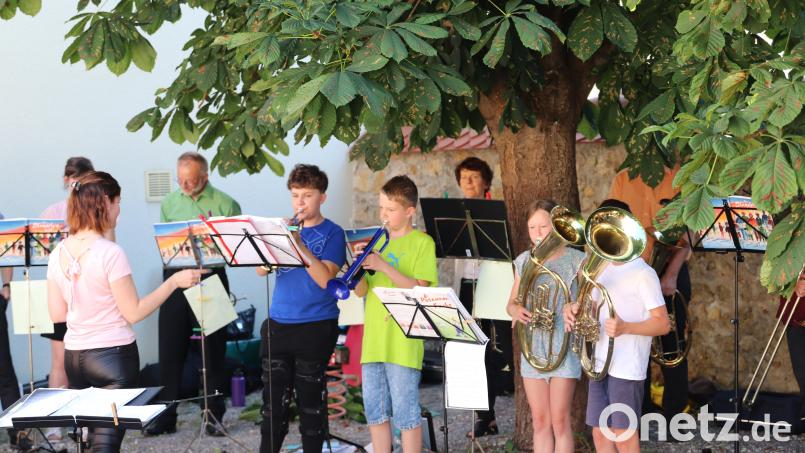 Auch die Jungbläser waren in die Sommerserenade eingebunden und zeigten ihr Können. Bild: cog