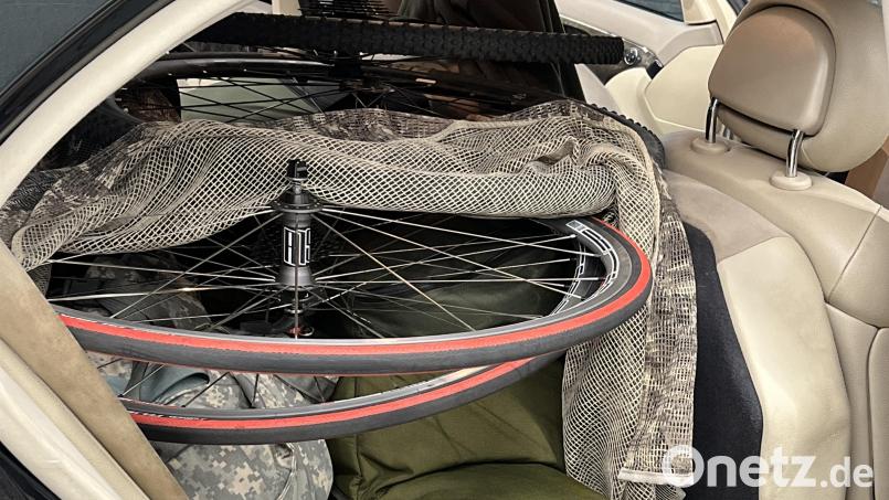 Das Auto des Tschechen ist bis oben gefüllt mit Diebesgut. Bild: exb/Grenzpolizei Waidhaus