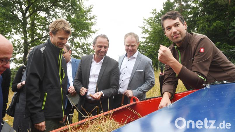 Der Bayerische Umweltminister Thorsten Glauber (Zweiter von rechts) inspiziert am Gymnasium Neustadt eine Maschine zur Saatgutherstellung. Noch mehr Kommunen im Landkreis Neustadt/WN sollen mit Hilfe des "Blühpakts Bayern" eine insektenfreundliche Umgebung bekommen. Bild: Gabi Schönberger