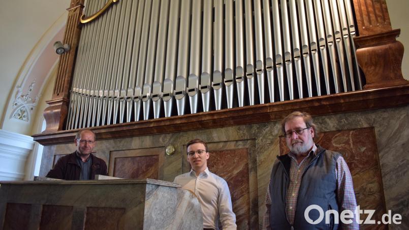 Mit der Vertragsunterzeichnung mit dem Orgelbauer Mühleisen aus Leonberg bei Stuttgart und der Genehmigung der Diözese fiel der Startschuss für die Sanierung der Weise-Orgel in der Plößberger Pfarrkirche St. Georg. Darüber freuen sich Pfarrer Thomas Thiermann, Organist Florian Löw und Kirchenpfleger Robert Sladky (von links). Bild: szl