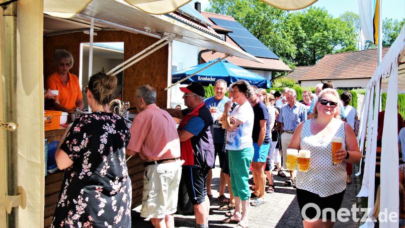 Restlos ausverkauft waren am Mittag binnen einer Stunde der Schmankerlbraten sowie die gebratenen Enten. Bild: lst/exb
