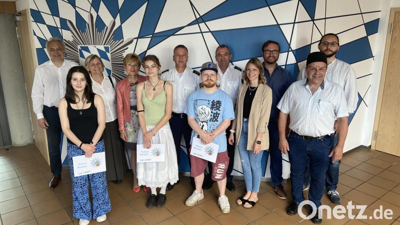 Polizeidirektor Markus Fuchs (hinten, Mitte) ehrten die vier bestplatzierten Künstler der FOS/BOS Weiden. Bild: PI WEN/exb