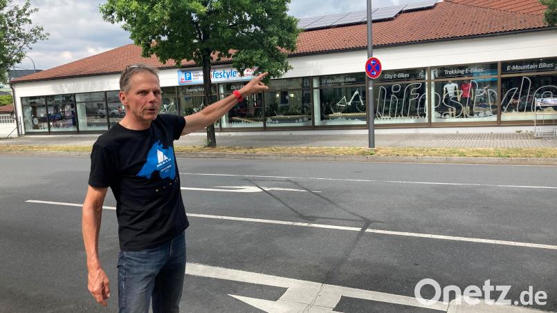 Stephan Löw zeigt seine fertige Solaranlage. Fix und fertig, angeschlossen, aber nicht in Betrieb. Bild: ca