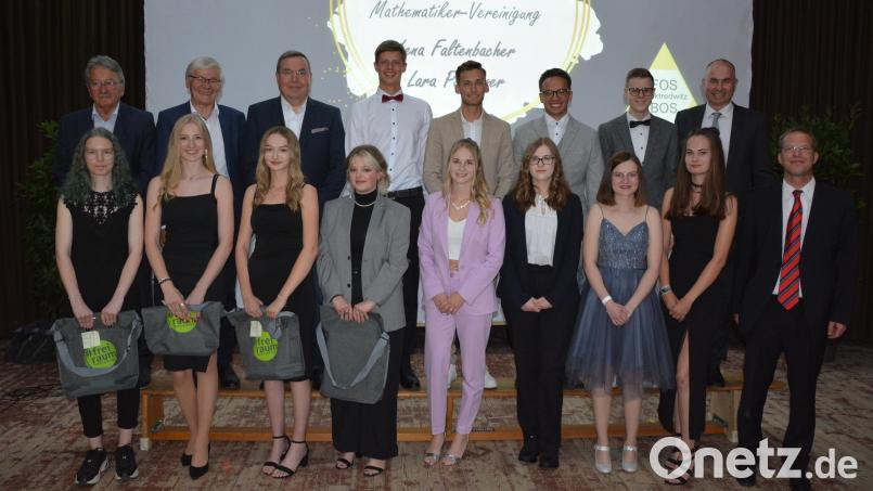 Die geehrten Abschlussschüler der FOS/BOS Marktredwitz mit Schulleiter Michael Schmidt (rechts oben) sowie (hintere Reihe, von links) Roland Schöffel, Horst Geißel und Elternbeiratsvorsitzendem Matthias Benesch sowie stellvertretendem Schulleiter Peter Braune (rechts vorne). Bild: jr