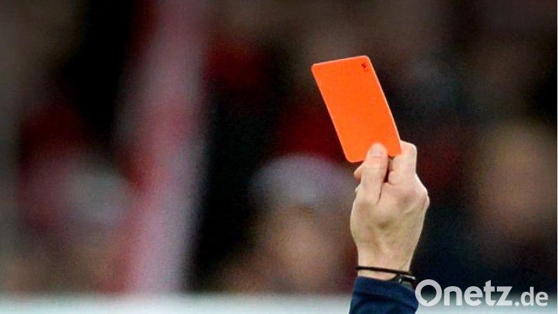 Zur Roten. Gelben und Gelb-Roten Karte kommt im Bereich des Bayerischen Fußballverbandes die Zehn-Minuten-Strafe hinzu. Sie greift ab sofort. Archivbild: Patrick Seeger/dpa