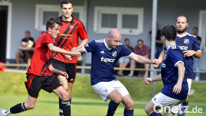 Alexander Heldrich (Mitte) bleibt mittendrin im Kreisklassen-Geschehen. Der Spielertrainer des Absteigers SV Illschwang ist in der neuen Saison Trainer beim SVL Traßlberg. Archivbild: Hubert Ziegler