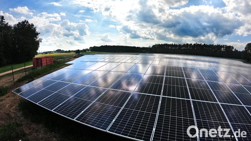 Der Solarpark &quot;Striegel&quot; in Sulzbach-Rosenberg in der Nähe der Prägefolienfirma Kurz ist die größte Solaranlage im Stadtgebiet. Nun hat ein Ingenieurbüro 50 weitere geeignete Flächen ausgemacht. Archivbild: Petra Hartl