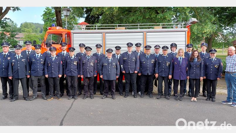 Nach der Leistungsprüfung durfte ein Gruppenbild nicht fehlen. Es zeigt die Aktiven mit Kreisbrandmeister Wolfgang Wedlich (links), Kreisbrandmeister Wolfgang Bauer (Dritter von links) sowie dem Ehrenvorsitzenden des Waldershofer Feuerwehrvereins, Günter Zintl. Bild: fpoz