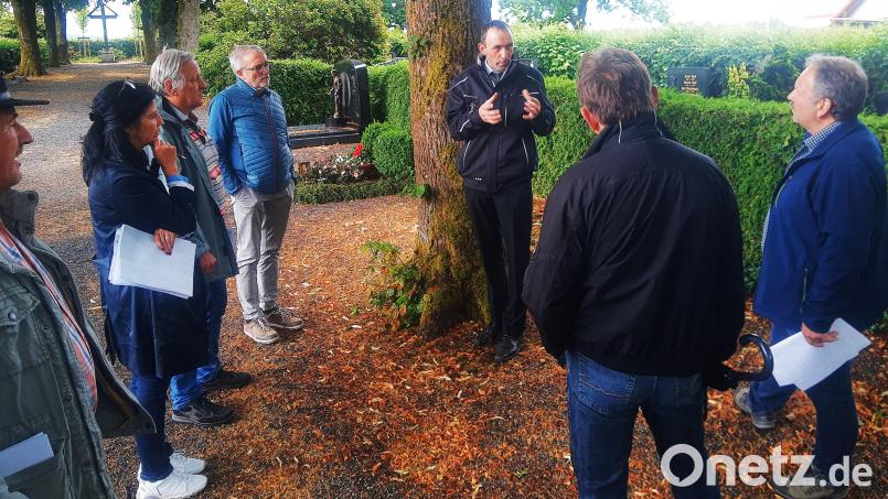 Benjamin Becher vom gleichnamigen Bestattungsunternehmen aus Ebnath erklärte Grundlagen und teilte seine Erfahrungen aus anderen Orten mit. Rechts Bürgermeister Bernhard Schindler. Bild: ld