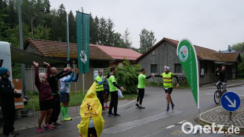 Beim Lauf 2019 wurde im Gemeindebereich Eslarn am ehemaligen Grenzübergang Tillyschanz jeder aus Tschechien ankommende Läufer euphorisch gefeiert. Dies soll auch 2022 wieder so sein. Bild: gz