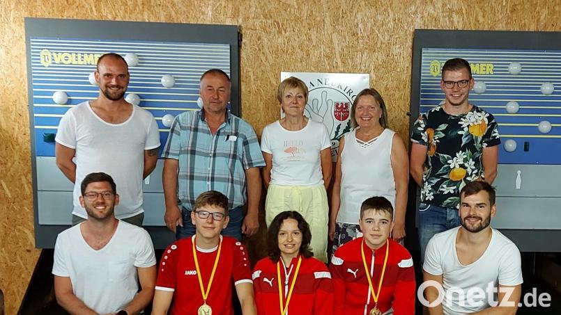 2. Bürgermeister Christian Sperber (hinten, Zweiter von links) gratuliert den Meistermannschaften zum TItelgewinn und auch dem neuen Vorstand um Markus Luber (hinten, links). Bild: ruw