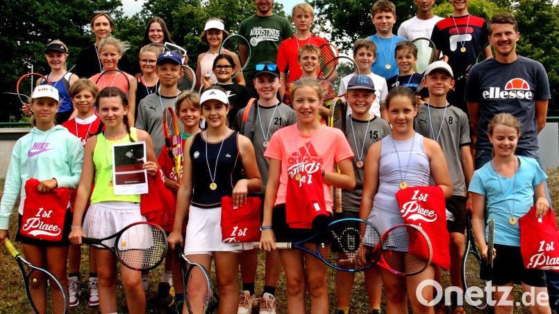 Im Schulwettbewerb Tennis sind die Mädchen und Jungen des Augustinus-Gymnasiums Weiden erfolgreich. Bild: R. Kreuzer