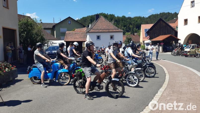 Los geht's: Die Teilnehmer der Ausfahrt sind bereit für den Start. Bild: lei