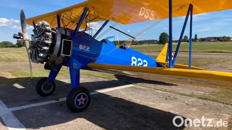 Tiefblauer Rumpf, knallgelbe Flügel: Die Boeing Stearman aus dem Jahre 1943 ist ein echter Hingucker. Bild: Aeroclub Schmidgaden