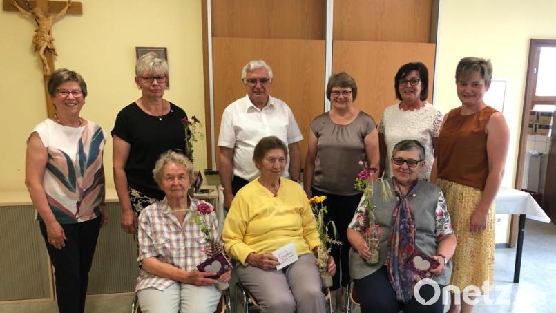 Bezirksvorsitzende Margit Konze (hinten, von links), Margareta Wagner, Pfarrer Eugen Wismeth, zweite Vorsitzende Monika Fichtinger und Vorsitzende Monika Bösl gratulierten (vorne, von links) Cäcilia Most, Charlotte Pösl und Annemarie Ungethüm. Bild: Angelika Meindl/exb