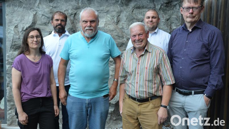 30 Jahre lang führte Josef Dobmayer (Dritter von links) die Kassengeschäfte der FDP/UW. Nun übernimmt Gerald Grünbauer (Zweiter von rechts) diesen Posten. Gleichzeitig wurde auch der langjährige Fraktionssprecher Johann Gösl (Dritter von rechts) aus seiner Verantwortung entbunden. Neu an den Sitzungen nimmt Ortssprecherin Petra Reil teil, allerdings ohne Stimmrecht. Fraktionssprecher Michael Gösl (Zweiter von links) und Stellvertreter Volker Wappmann (rechts) leiten nun die Geschicke der Partei. Bild: dob