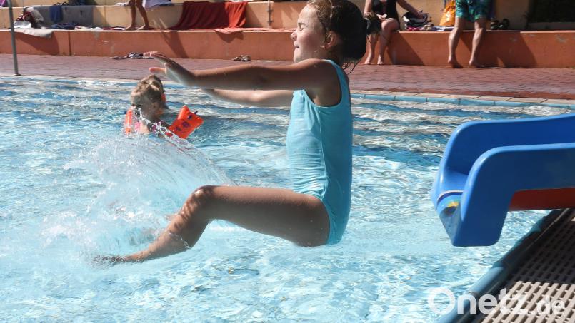 Hinein ins Vergnügen. Das Freibad in Windischeschenbach erfreut sich dieses Jahr eines enormen Zulaufs. Archivbild: Gabi Schönberger