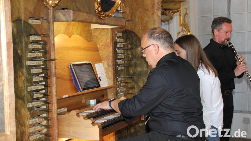 Zum Auftakt der Amberger Orgelmusik spielte Organisator und Kirchenmusiker von St. Martin, Bernhard Müllers, an der Orgel zusammen mit dem Klarinettisten Hans Kistler, Leiter der Dr.-Johanna-Decker-Schulen Musik auf hohem Niveau. Bild: ads