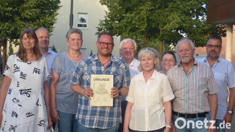 Vorstand und Aufsichtsrat der Postbaugenossenschaft ehren Hans-Jürgen Zitzmann für 25-jährige Mitgliedschaft. Von links: Sabine Schütte, Martin Scharl, Karin Schiller, Hans-Jürgen Zitzmann, Markus Friedrich, Elisabeth Pöllmann, Anita Michl, Peter Brandt, Jürgen Pausch. Bild: Dagmar Deutschländer/exb