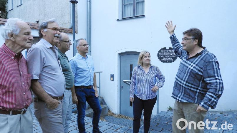 Nach der Mitgliederversammlung klärte Architekt Karlheinz Beer (rechts) den Vorstand des Oberpfalzvereins Weiden über den anstehenden Verkauf des Flurerturms noch einmal vor Ort auf. Bild: Uwe Müller