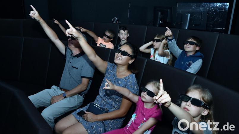 3D-Filmvorführung im Planetarium: Die Sternfreunde Amberg-Ursensollen hatten ukrainische Kinder aus der &quot;Willkommensklasse&quot; in Königstein zu sich eingeladen. Bild: Stephan Huber