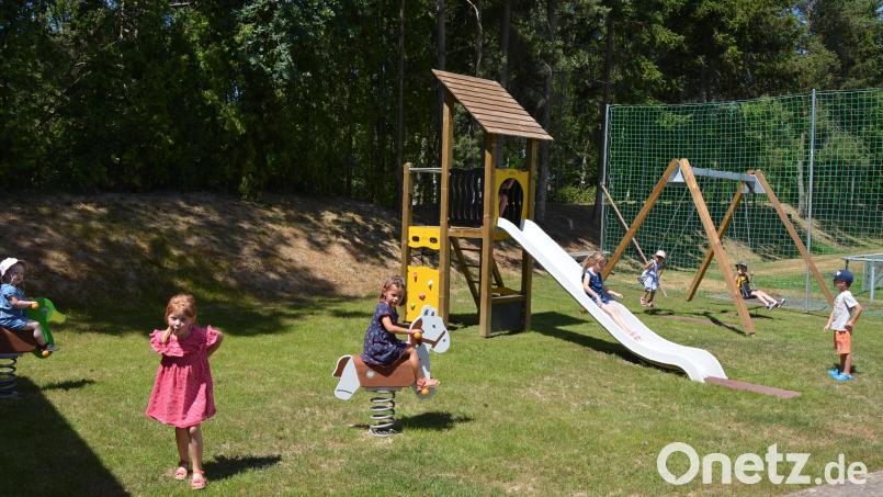 Neu gestaltet und mit neuen Spielgeräten ausgestattet ist seit kurzem der Spielplatz auf dem Areal des SV Steinmühle. Entsprechend gut kommt die Anlage bei den Kindern an. Bild: jr