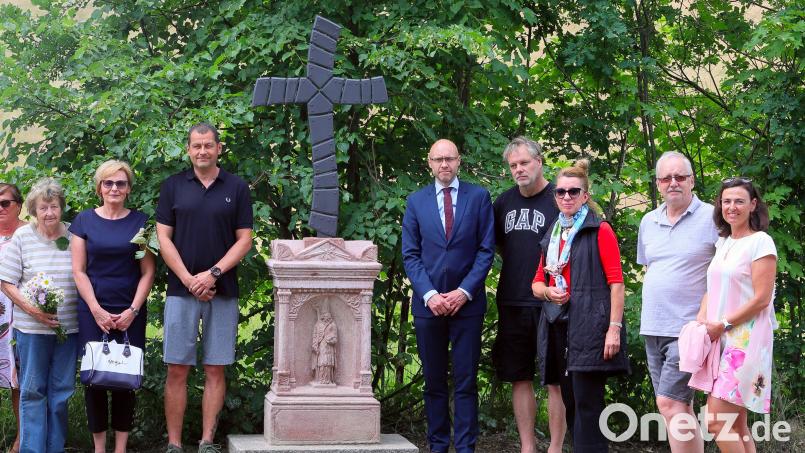 Ein weiteres Flurkreuz in Podhrad hat Unternehmer Stanislav Kučera restaurieren lassen. Jetzt wurde das Marterl feierlich enthüllt. Mit dabei war auch Ulrika Hart (Dritte von rechts), die nach dem Tod ihres Vaters Anton Hart dessen Platz im Stiftungsvorstand eingenommen hat. Bild: Martin Stolař/exb