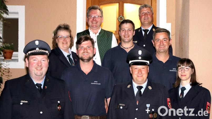 Die neue Führung der Feuerwehr Niedermurach: Vorsitzender Michael Schneeberger (vorne, von links), Stellvertreter David Niederalt, Kommandant Wolfgang Pflug, Schriftführerin Sandra Urban. Mitte, von links: Kassiererin Martina Fronhofer, erster Fahnenjunker Thomas Pirzer, stellvertretender Kommandant Stephan Böhm. Hinten Bürgermeister Martin Prey und KBM Christian Weinfurtner (von links). Bild: Josef Böhm