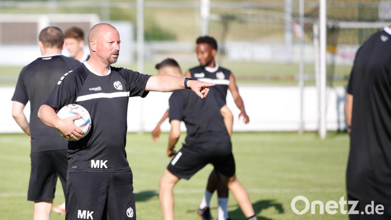 Markus Kipry, einer der beiden Trainer der DJK Gebenbach, gibt noch letzte Anweisungen. Am Wochenende geht&#039;s rund, am kommenden Freitag steht das Eröffnungsspiel gegen die SpVgg SV Weiden auf dem Programm. Archivbild: Markus Venzl
