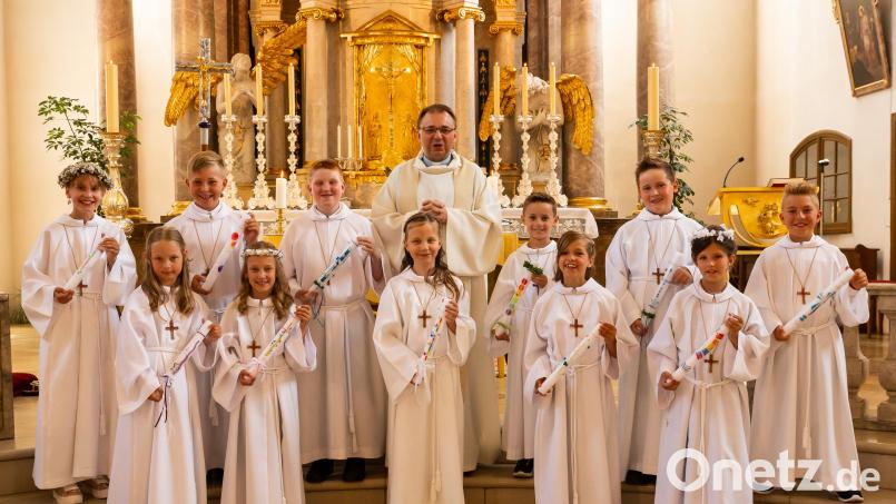 Pfarrer Markus Brucker zelebrierte den Festgottesdienst für die Kulmainer Erstkommunionkinder. Bild: bkr