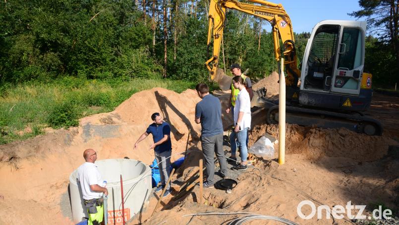 Bürgermeister Sebastian Hartl, Geschäftsleiter Michael Gräf (Dritter von links) und Stefanie Hüttner, Ingenieurbüros Kohl, und Bauleiter Stefan Gebhard,, Firma Scharnagl, treffen sich zum Informationsaustausch unmittelbar vor Ort an der Baustelle. Bild: bey