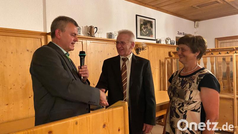 Ulrich Kummer (links), dankt Laurenz Beck. Neben ihm seine Frau Rita. Bild: Elisabeth Streher/exb