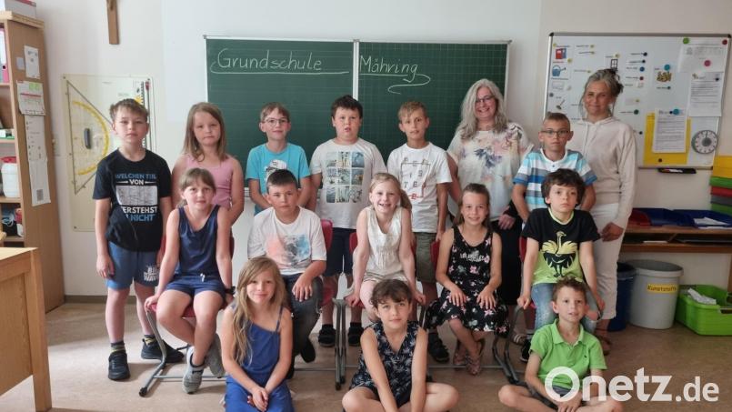 Die Erstkommunionkinder von Großkonreuth und Griesbach bei der Spendenübergabe. Bild: exb