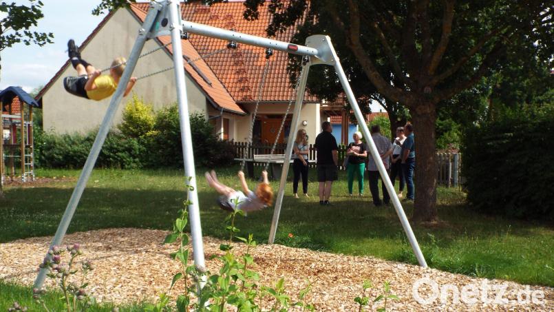 Der Kinderspielplatz am Erikaweg in Köfering bietet einen guten Mix aus alten und neueren Spielgeräten, das erbrachte die Spielplatzbegehung der Gemeinde Kümmersbruck. Bild: Klaus Högl