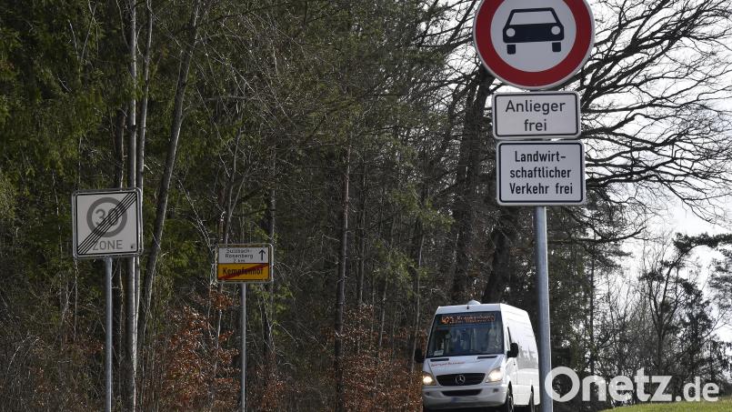 Der Linienbus darf hier fahren, einzelne Anlieger auch: An diese Beschränkung hält sich beim Kempfenhofer Weg zwischen Kempfenhof und der Blumenau/Wilhelm-Sträubig-Straße beim Gymnasium fast niemand, klagen Anwohner. Der Stadtrat muss nun entscheiden, ob die schmale Verbindungsstraße dauerhaft für alle geöffnet wird oder nicht. Bild: Petra Hartl