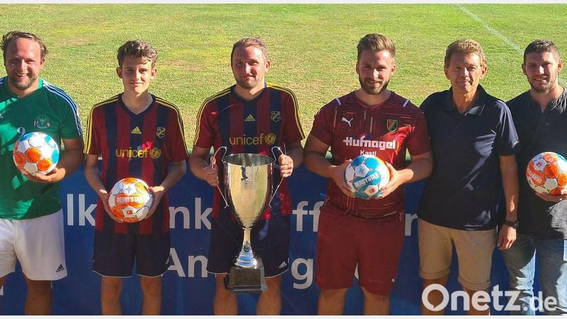 Volksbank-Raiffeisenbank-Vorstand Andreas Reindl (Zweiter von rechts) überreichte den Spielführern die Siegprämien: (von links) Andreas Mayer (Ammerthal), Sven Weizer (Ursensollen), Markus Edenharder (Ursensollen), Mario Augsberger (Utzenhofen) und Thomas Meckl (Hohenburg). Bild: mdl