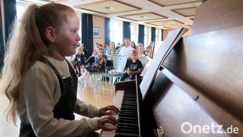 Milana Zeitler gab ihren ersten öffentlichen Konzertbeitrag mit dem Stück &quot;Der fliegende Teppich&quot;. Bild: Kunz