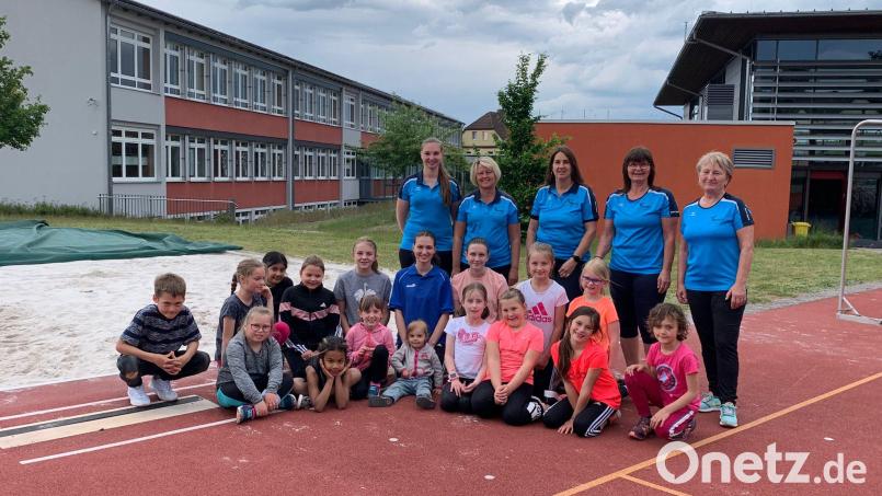 Die Kinder freuen sich über das Sportabzeichen. Mit im Bild die Übungsleiterinnen. Bild: bk