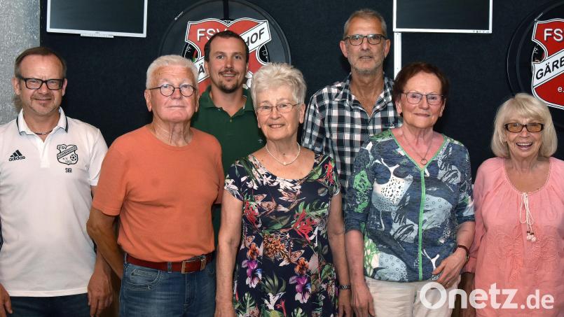 Beim FSV Gärbershof standen auch Ehrungen auf der Tagesordnung. Vorsitzender Siegfried Jobst (links) zeichnete Mitglieder aus, die dem Verein seit Jahrzehnten die Treue halten (weiter von links): Hubert Matzke, Erwin Herbert, Erika Höll, Gino Wießnet, Helga Seitz und Rosemarie Bernklau. Bild: Stephan Huber