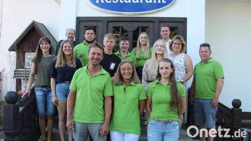 Die neue Vorstandschaft der TSG-Aktiv: (vorne, von links) Horst Serfling, Andrea Pfreundtner, Karola Hausmann sowie (zweite Reihe, von links) Daniela Vetter, Larissa Wegmann, Jonas Serfling, Melissa Braunreuther, Petra Serfling, Udo Kneidl und (hinten, von links) Rainer Filberth, Patrick Serfling, Manuela Kneidl, Sophia Kneidl und Bürgermeister Wolfgang Söllner. Bild: soj