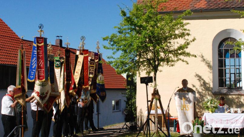 Nach einem festlichen Umzug lud Pfarrer Heribert Stretz (rechts stehend) die Gläubigen dazu ein, mit ihm gemeinsam den Gottesdienst zu feiern. Bild: cvl